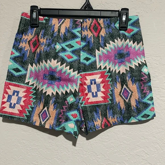 Vestique High Waist Red and Pink Shorts with Geometric Pattern - Picture 2 of 5